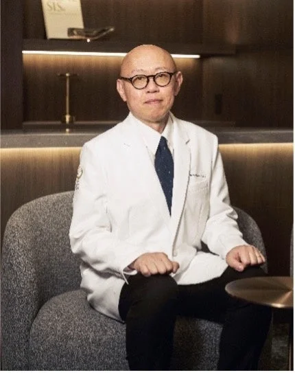 白衣と眼鏡をかけた松村寛行氏のポートレート