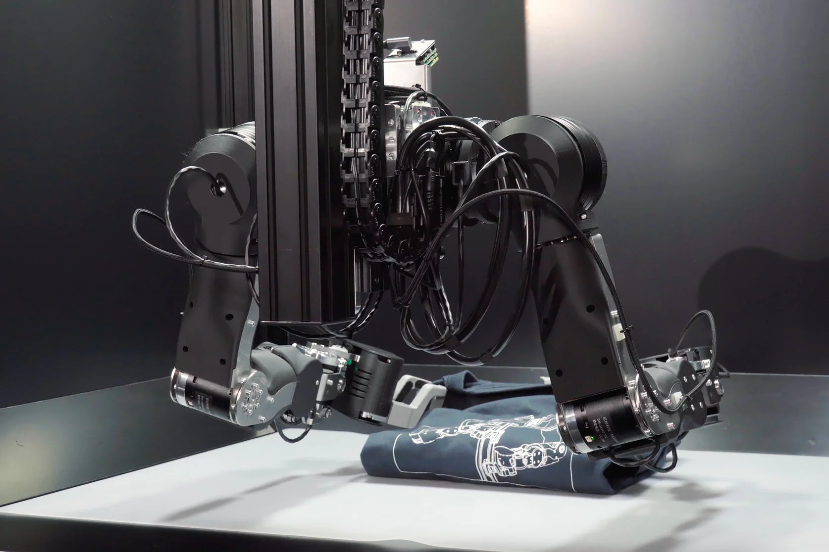 ロボットアームが衣類をたたむ様子