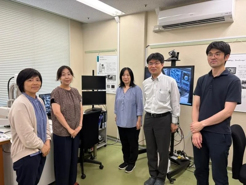 研究室で並び立つ研究者と技術者たち