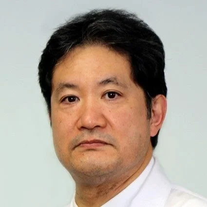 白いシャツを着た中年男性の顔写真