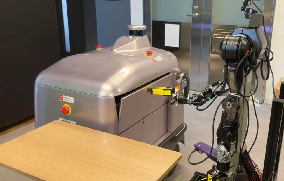 屋内の環境で動作する二種類のロボットが写っています