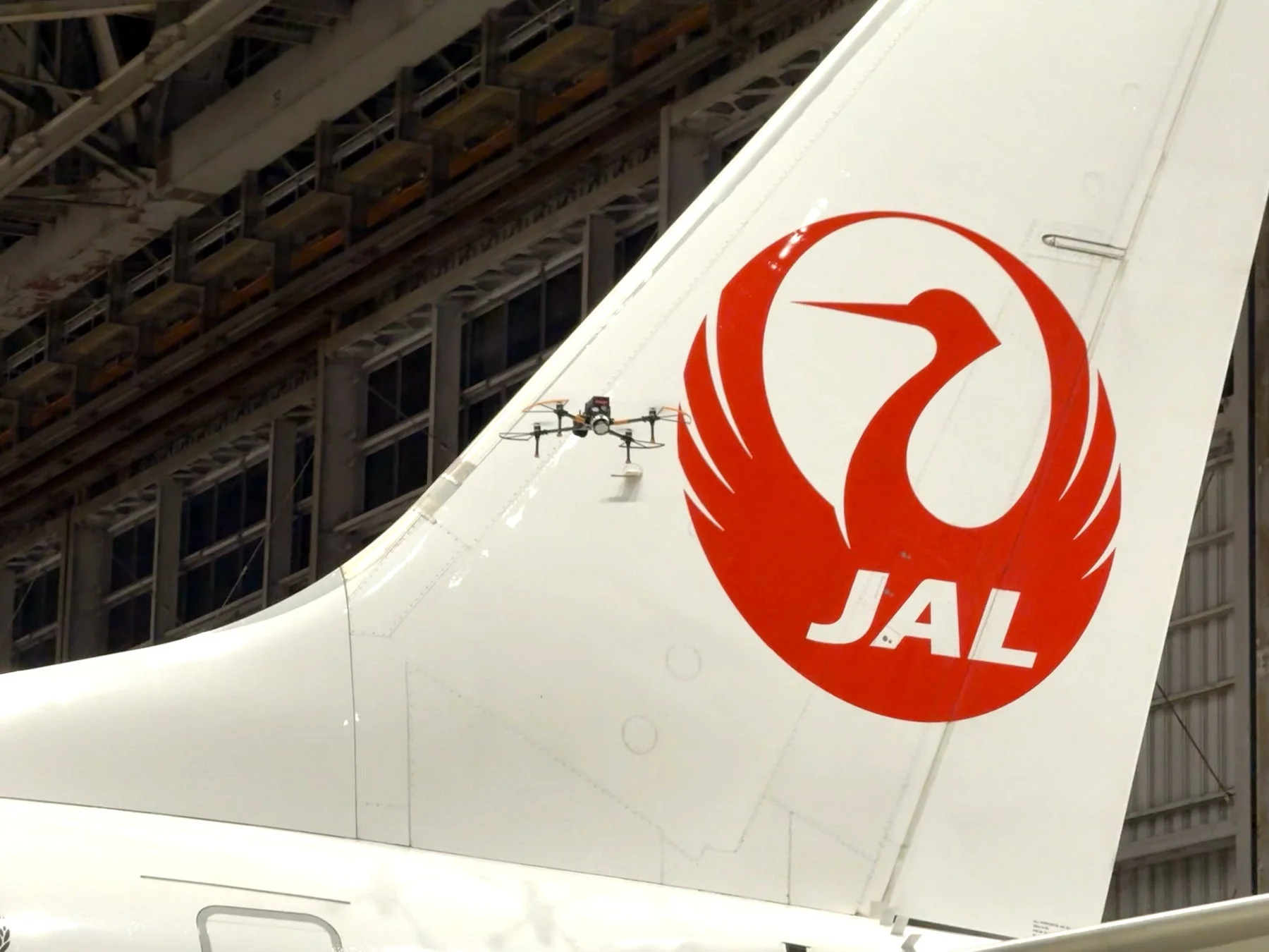 JAL機の尾翼をドローンが点検